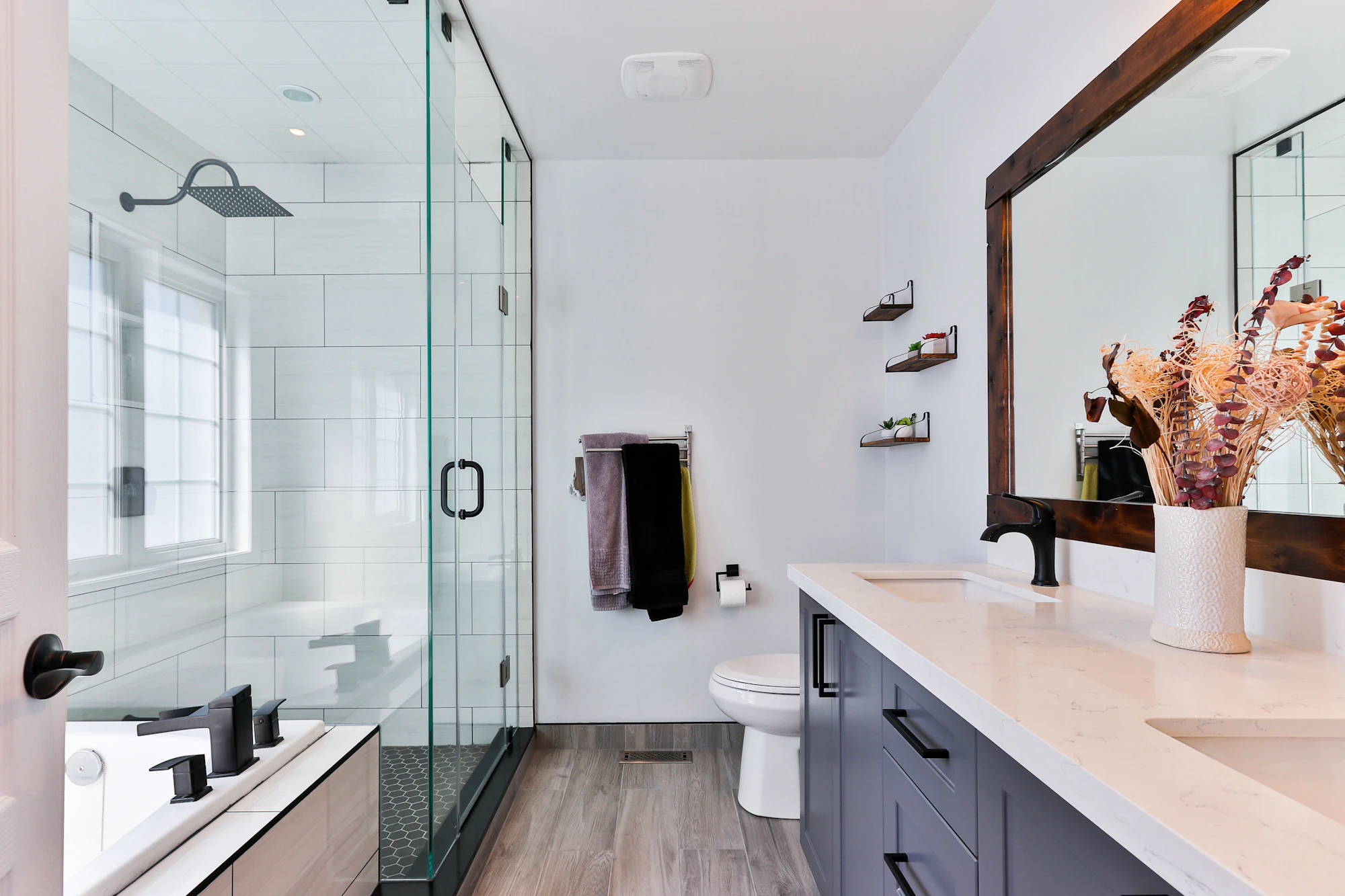 Baño reformado con ducha de cristal y doble lavabo — Fuengirola