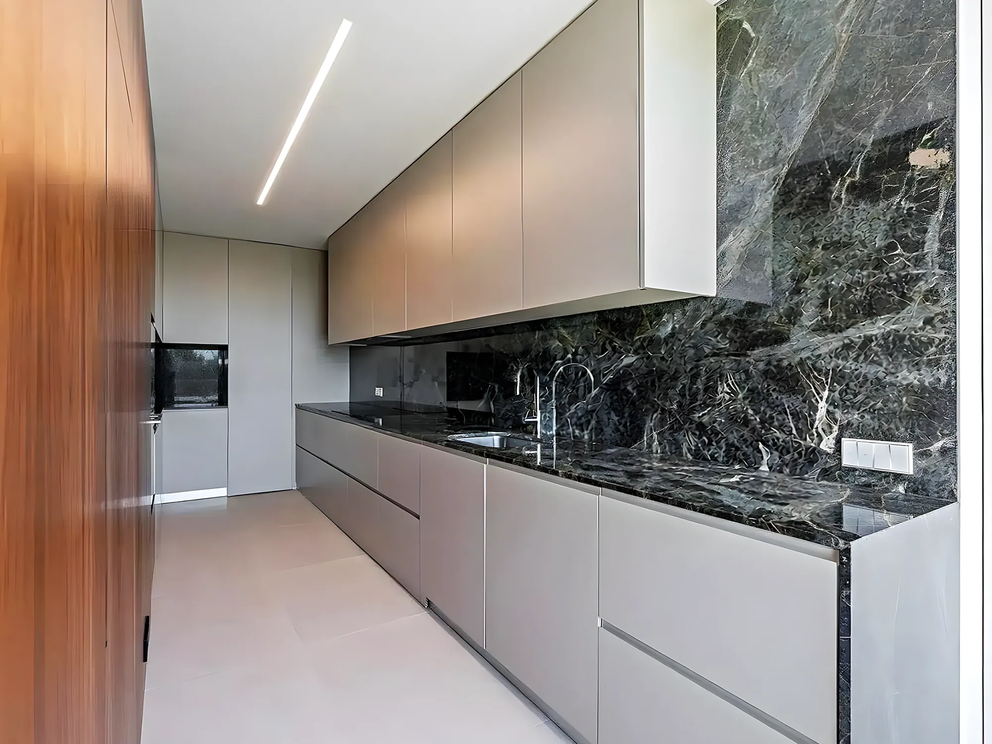 Cocina blanca con encimera de mármol verde — reforma de cocina en Fuengirola