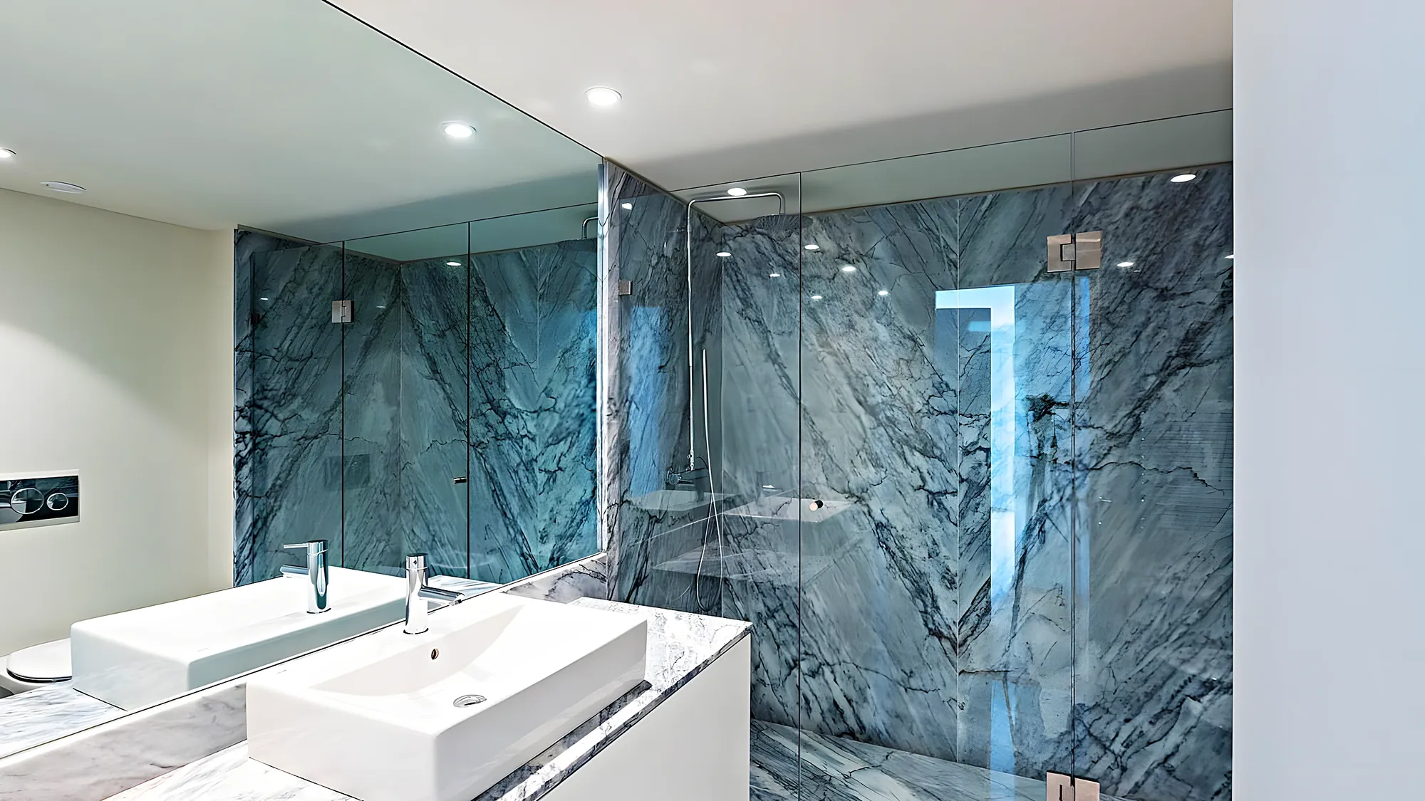 Baño con mármol oscuro y mampara de cristal — reforma en Fuengirola
