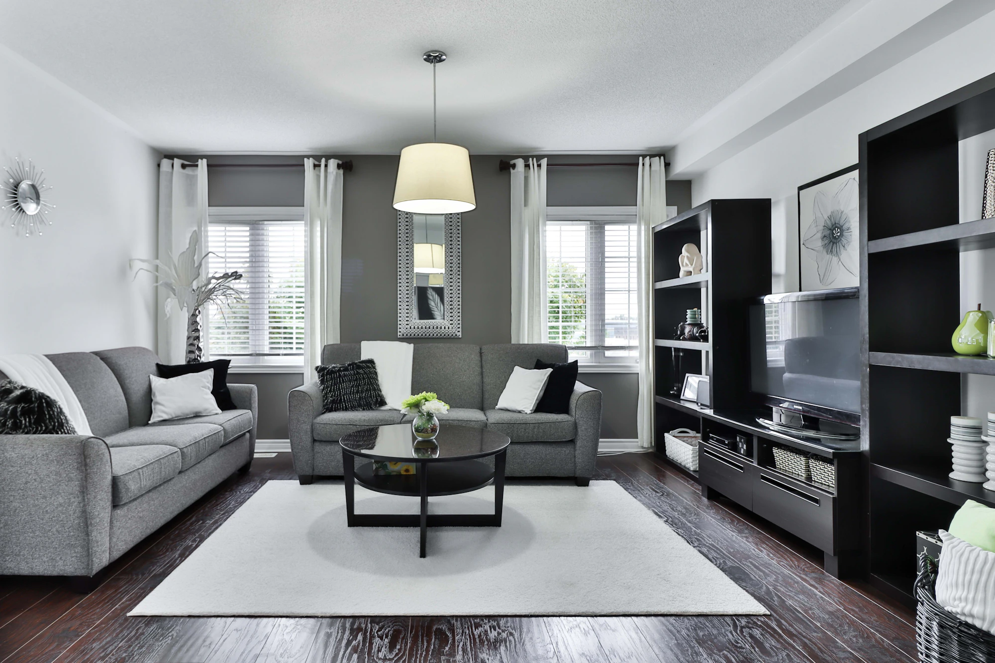 Salón con mueble de madera a medida — reforma en Fuengirola
