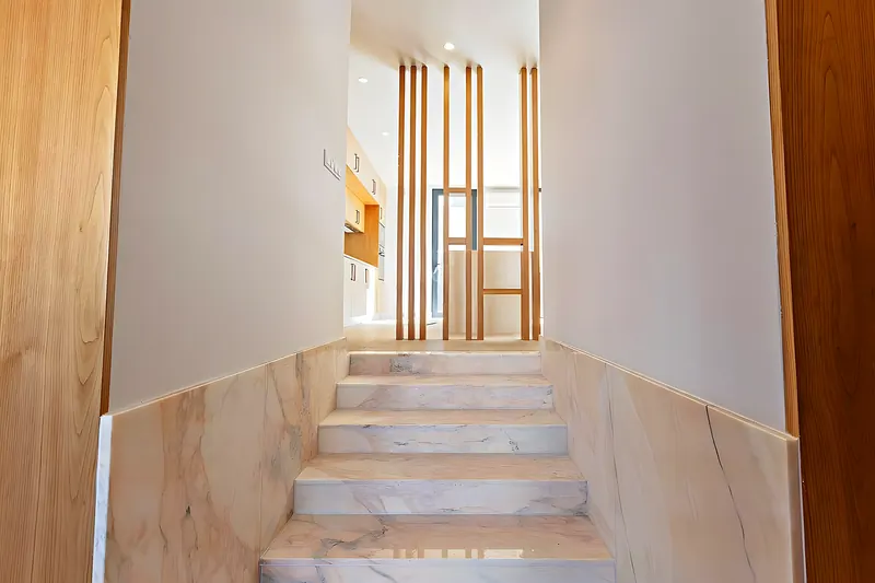 Escalera de mármol y madera con celosía — dúplex reformado en Fuengirola