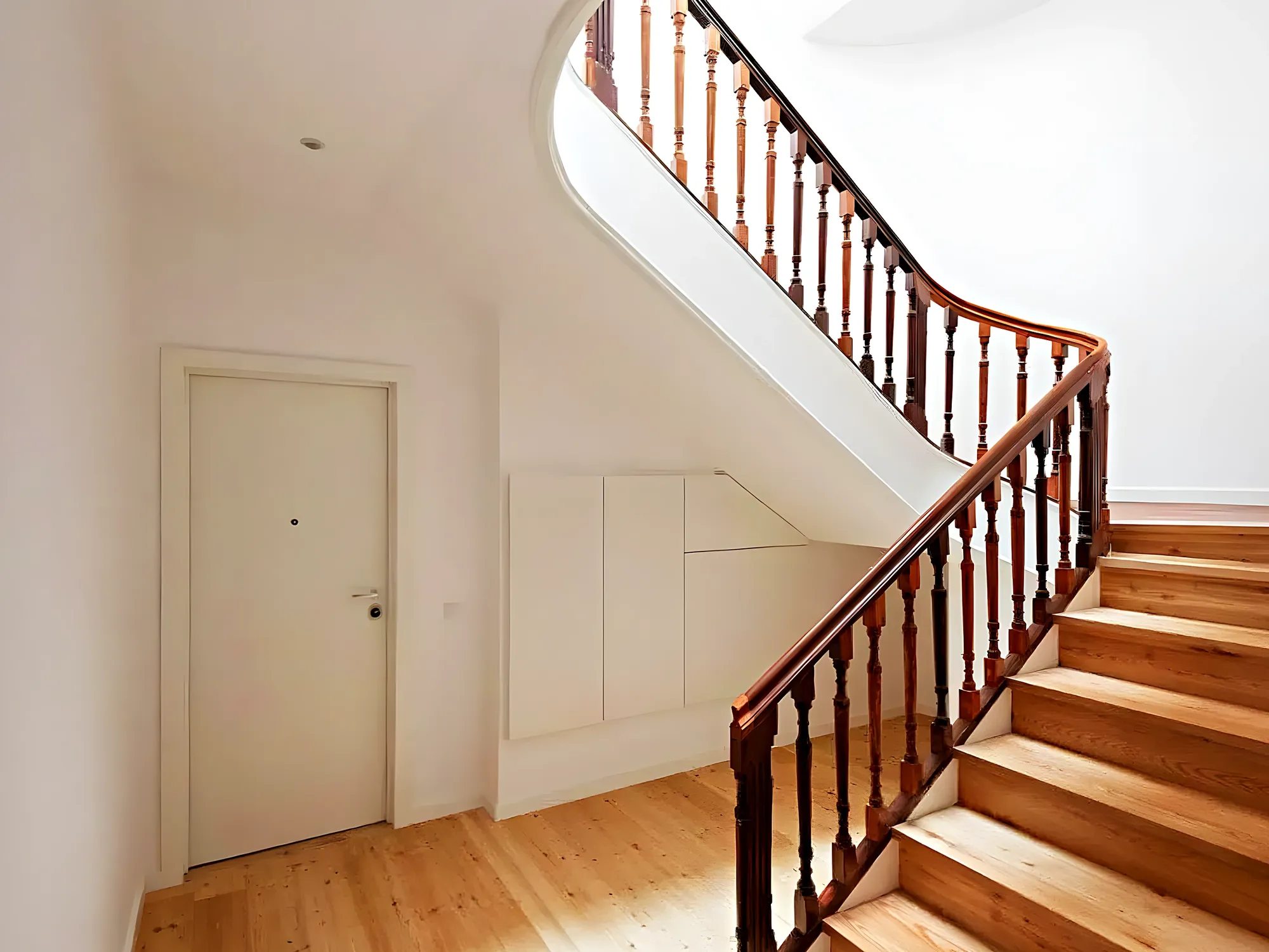 Escalera clásica de madera restaurada en casa reformada — Los Boliches, Fuengirola